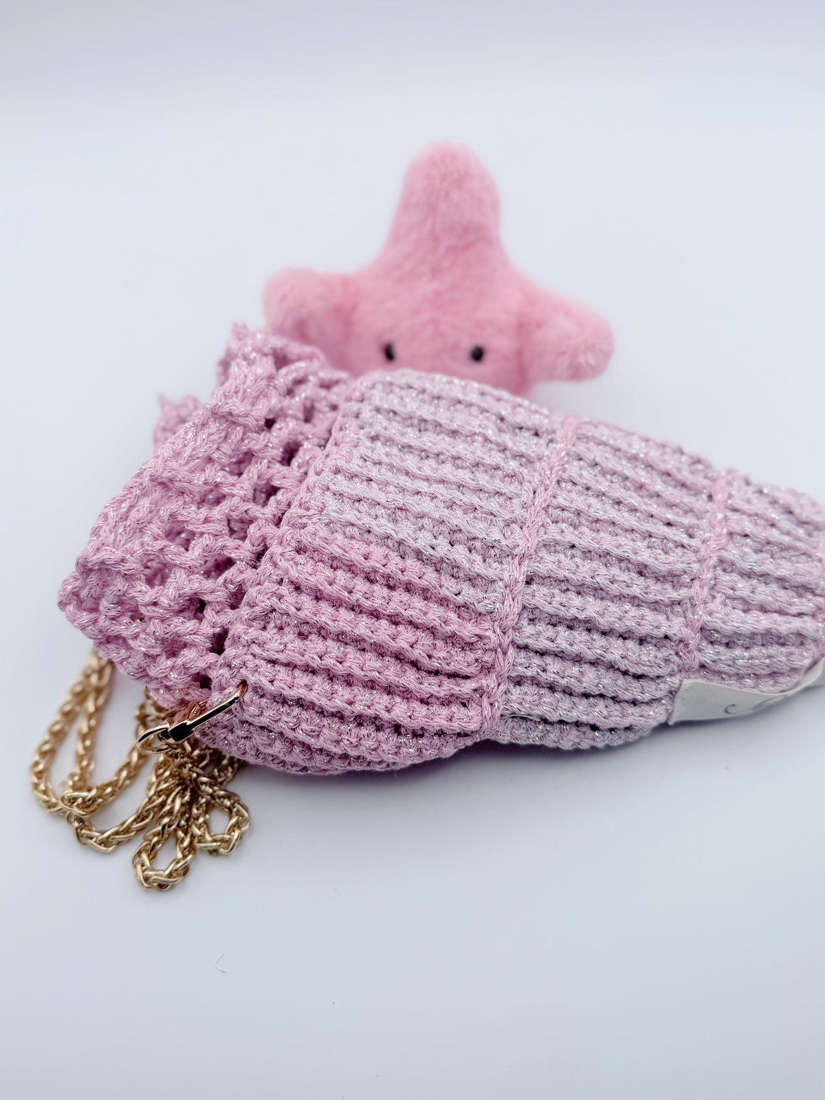 Crochet Conch Drawstring Bag – Blush Pink Shimmer with Gold Metal Chain