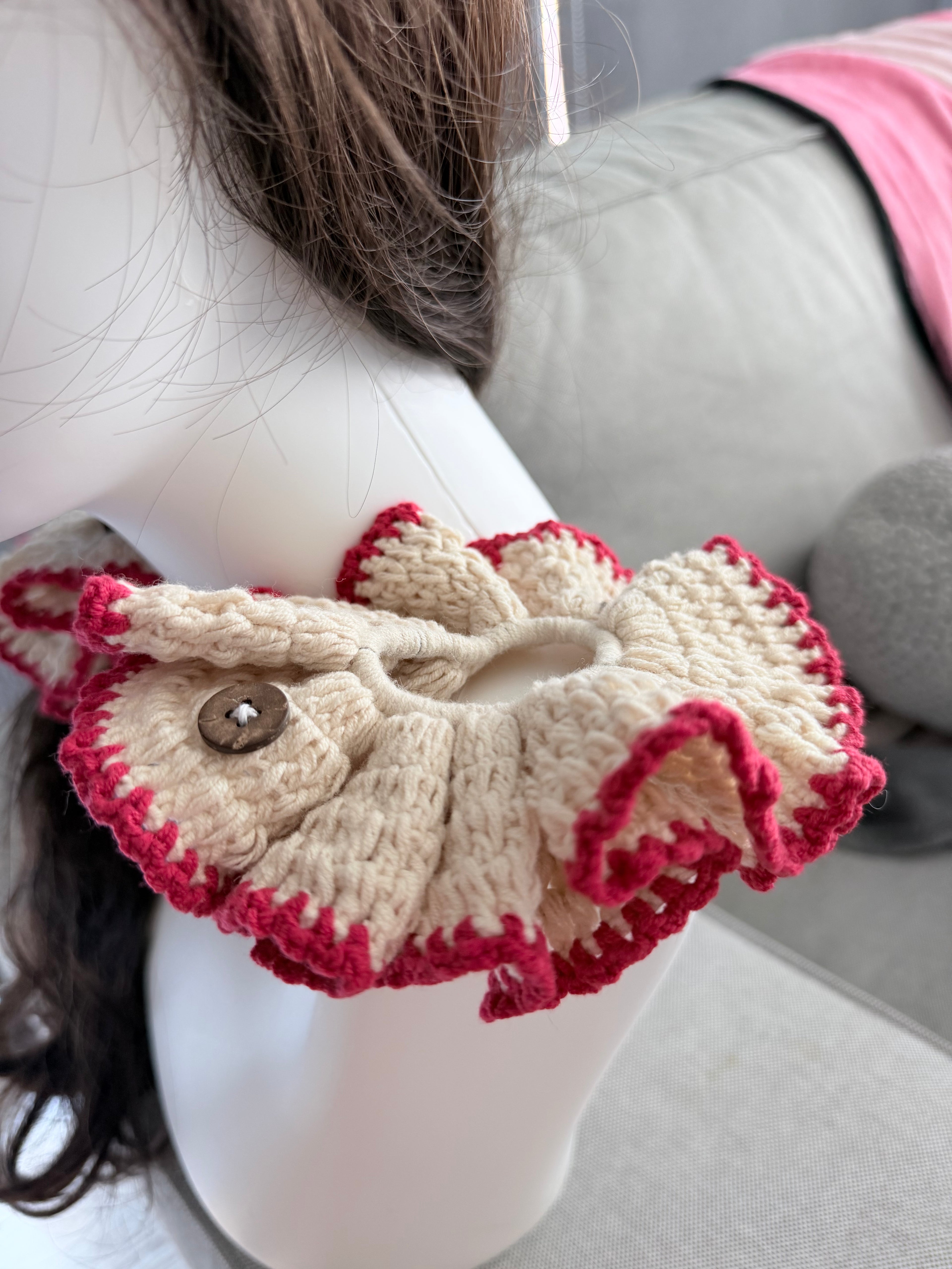 Chunky Crochet Scrunchie – Cream & Red Scalloped Edge