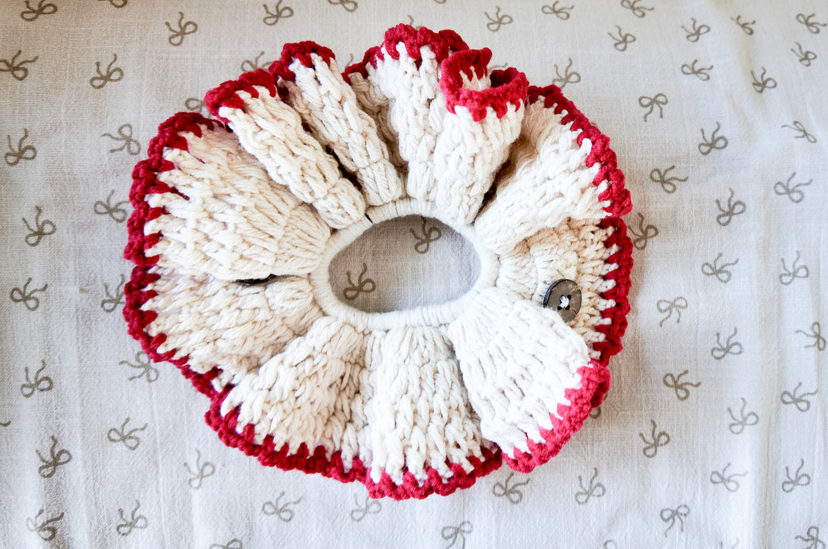 Chunky Crochet Scrunchie – Cream & Red Scalloped Edge