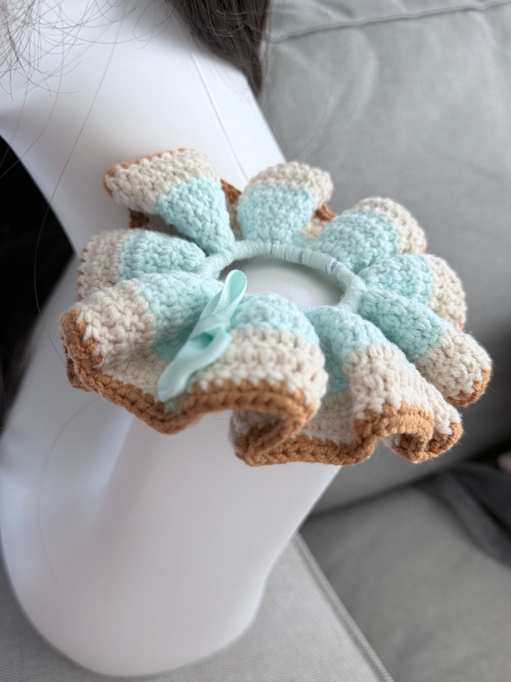 Crochet Bloom Scrunchie – Mint & Cream with Tulip Button