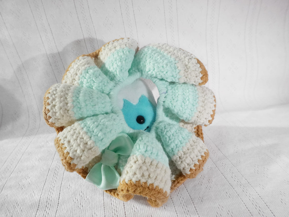 Crochet Bloom Scrunchie – Mint & Cream with Tulip Button