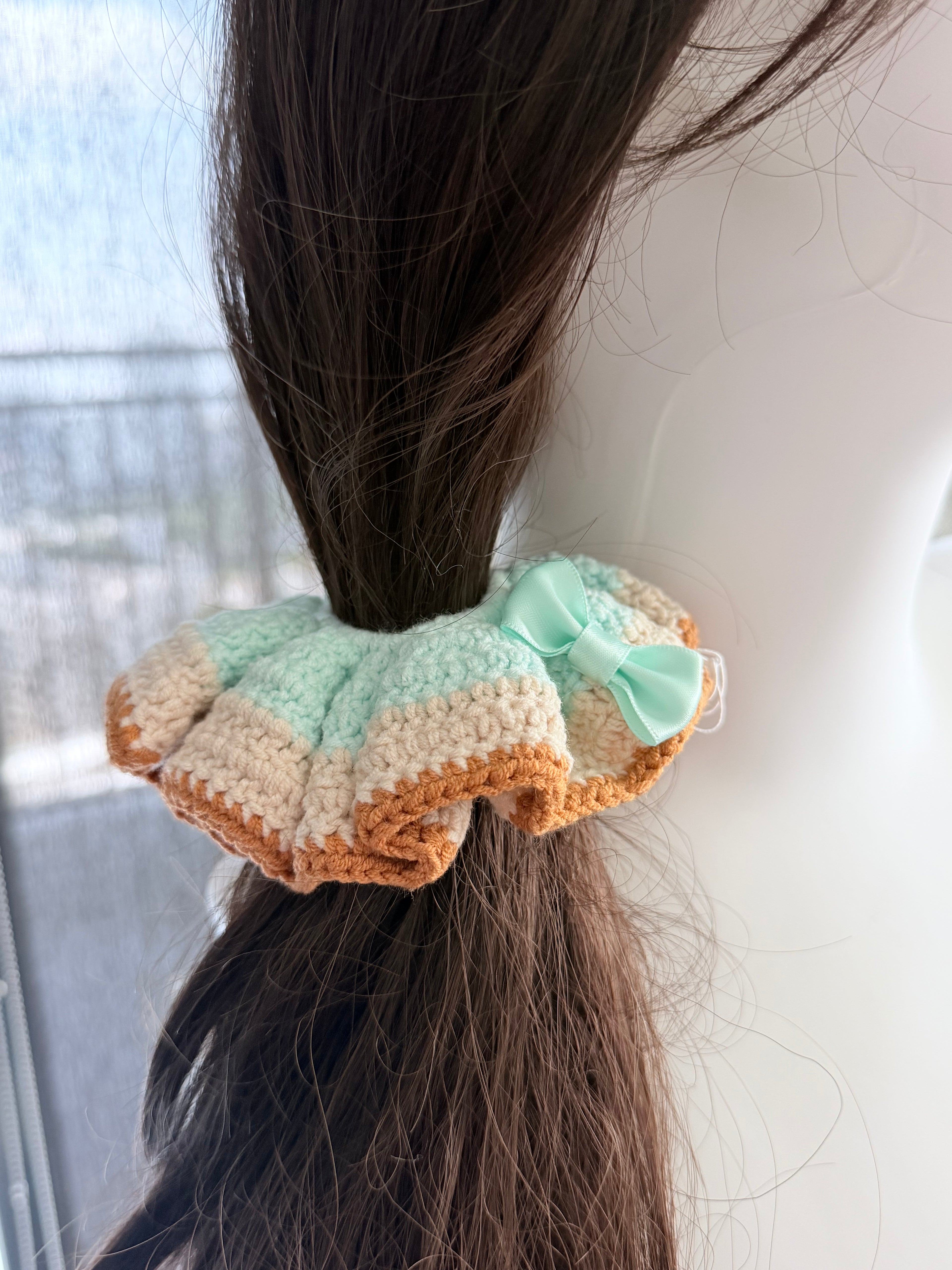 Crochet Bloom Scrunchie – Mint & Cream with Tulip Button