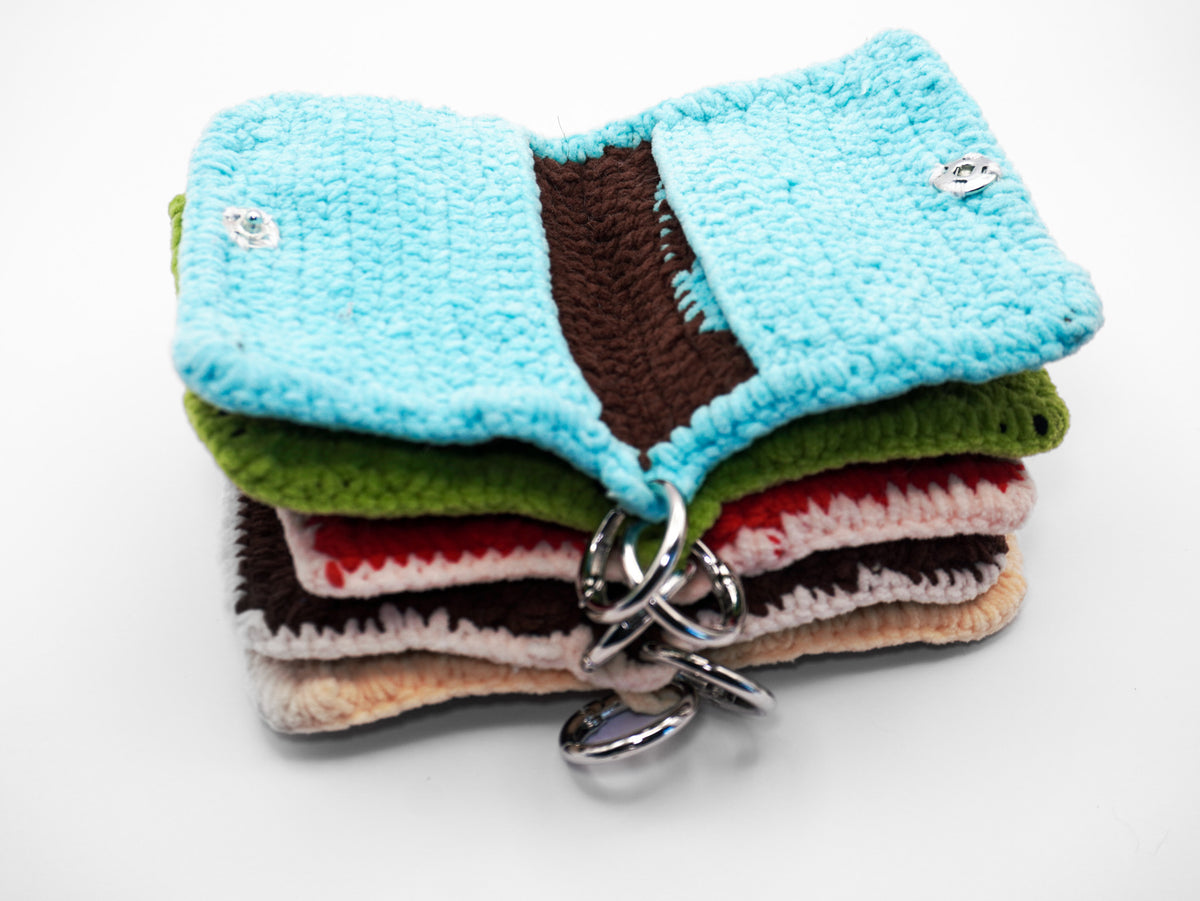 Crochet Card Wallet – Dark Brown & Cream Bow Pattern